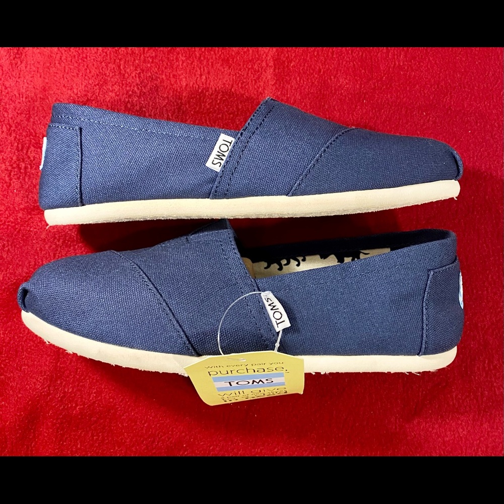 Woman’s Classic Canvas Toms size 7